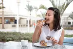 معنى تناول الحلويات في الحلم وهل يبشر بالخير والرزق