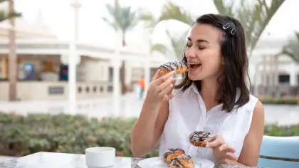 معنى تناول الحلويات في الحلم وهل يبشر بالخير والرزق