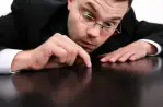 لماذا نستحضر أوجاعنا فجأة عند الحديث مع الآخرين؟