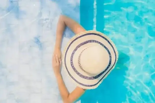 السباحة في المسبح للعزباء