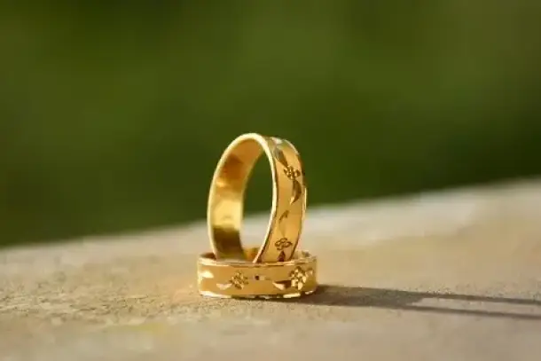 ارتداء خاتم الذهب للعزباء