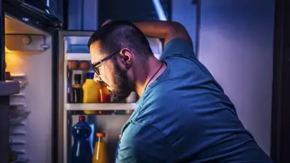 لماذا تزداد رغبتنا في تناول الطعام ليلاً وكيف نسيطر عليها؟