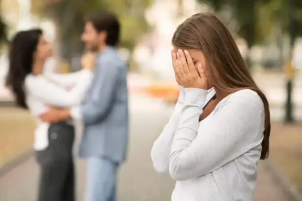 تعبير فني يجسد المشاعر المختلفة والرمزية النفسية لرؤية الزواج والخيانة في المنام