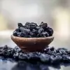 فوائد الزبيب الأسود الصحية والجمالية وكيفية استخدامه اليومي