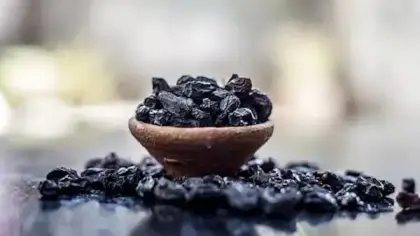 فوائد الزبيب الأسود الصحية والجمالية وكيفية استخدامه اليومي