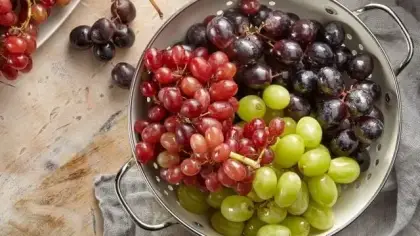 تفسير أكل العنب في المنام وعلاقته بالرزق والفرج