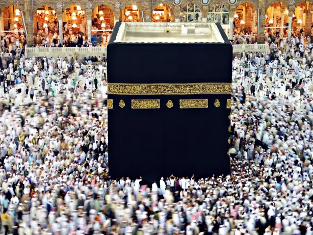 شخص يدعو ويتضرع أمام ستار الكعبة المشرفة في المنام