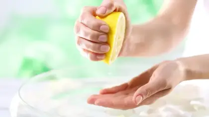 لماذا قد يؤذي الليمون بشرتك عند تفتيح الشعر به؟