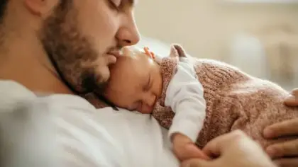 لماذا ينام الأطفال الرضع أسرع بين ذراعي الأب؟