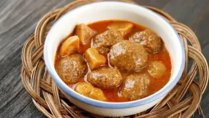 كرات الكفتة بالبطاطس وصلصة البهارات