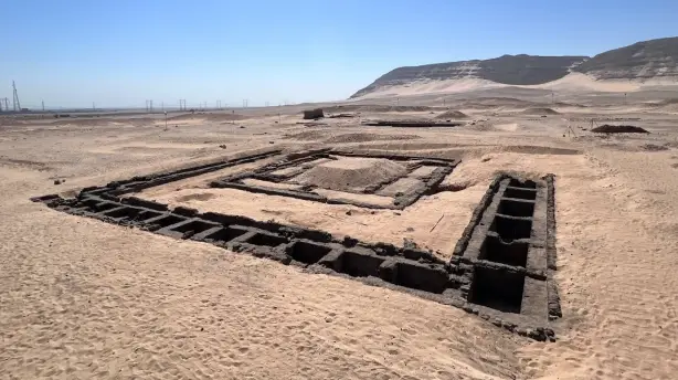 نقوش هيروغليفية قديمة توضح أسماء ملوك العصر العتيق وإنجازاتهم العسكرية