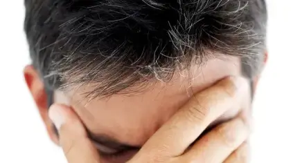 لماذا يغزو الشعر الأبيض رؤوس الشباب مبكراً؟