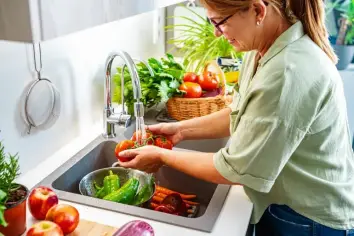 كيف تحافظ على الخضروات والفواكه طازجة لأطول فترة ممكنة؟