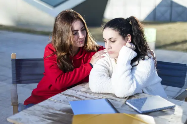 جلسة حوار تظهر لغة جسد غير مريحة توضح آثار الصداقة المؤذية