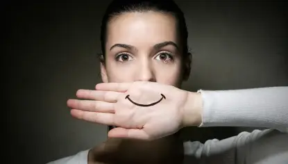 لماذا نلجأ إلى الضحك وسط الأزمات الصعبة؟