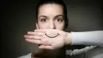 لماذا نلجأ إلى الضحك وسط الأزمات الصعبة؟