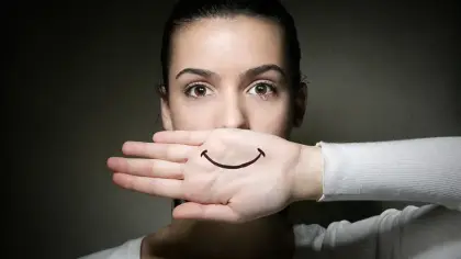 لماذا نلجأ إلى الضحك وسط الأزمات الصعبة؟