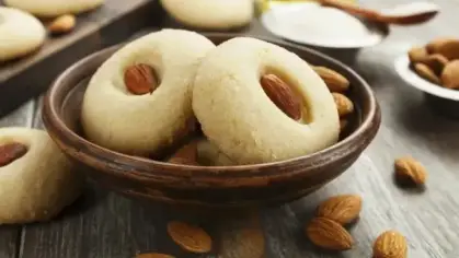 وصفة غريبة اللوز الناعمة