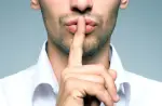 لماذا يرهقنا كتمان الأسرار في الحياة اليومية؟