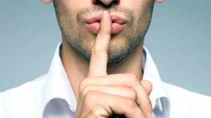 لماذا يرهقنا كتمان الأسرار في الحياة اليومية؟