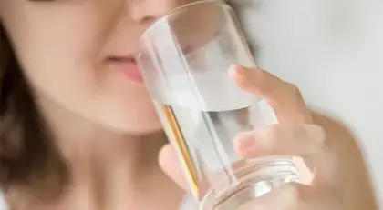 هل شرب الماء البارد أفضل للجسم من الماء الدافئ؟