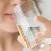 هل شرب الماء البارد أفضل للجسم من الماء الدافئ؟