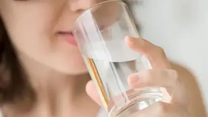 هل شرب الماء البارد أفضل للجسم من الماء الدافئ؟