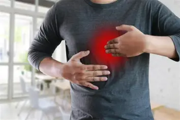 كيف تفرق بين ارتجاع المريء الصامت والعادي وأعراض كل منهما؟