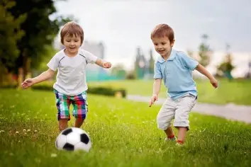 كيف يحمي اللعب في الهواء الطلق الصحة النفسية لطفلك؟