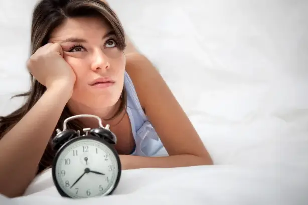 موظف يحدق في شاشة حاسوبه بكسل منتظراً فرصة عمل مثالية دون السعي لتطوير مهاراته