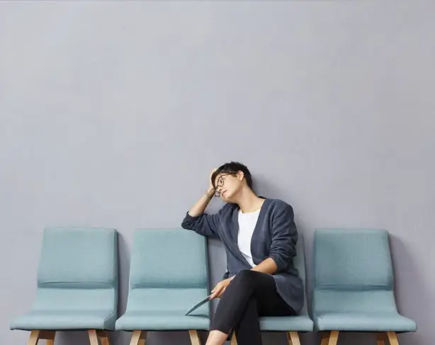 شخص يكتب خطة يومية واضحة على ورقة للبدء في تنفيذ أهدافه دون مماطلة