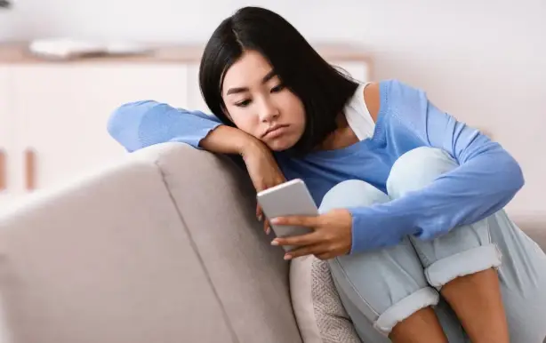 رسم توضيحي لشخص يقف حائراً أمام خيارات مهنية متعددة ويتردد في اتخاذ خطوته الأولى