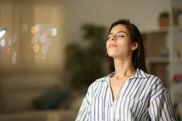 حاسوب محمول مغلق على مكتب العمل في نهاية ساعات الدوام الرسمي