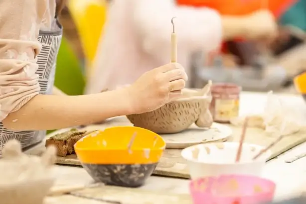 أدوات رسم وألوان على طاولة لممارسة هواية إبداعية بعد الدوام