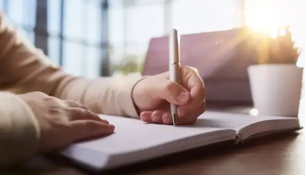 شاشة هاتف ذكي تظهر حسابات إلكترونية منفصلة للتطبيقات المهنية والشخصية