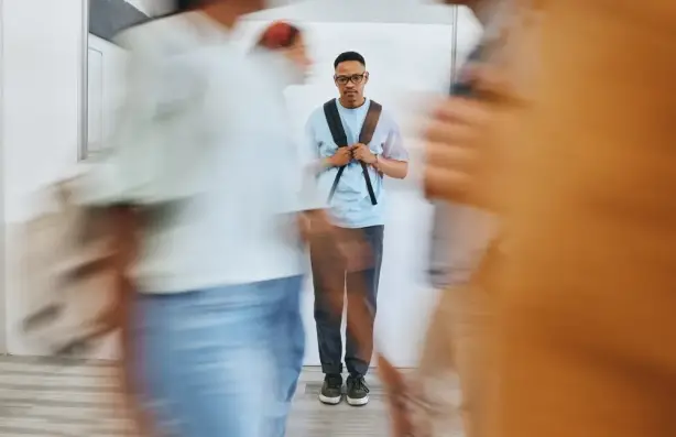 رسم تعبيري يوضح الصراع الفكري داخل عقل الإنسان عند محاولة اتخاذ قرار مصيري