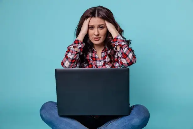 أب يعلم طفله الصغير كيفية الاختيار بحرية لتعزيز ثقته بنفسه وتجنب الخوف