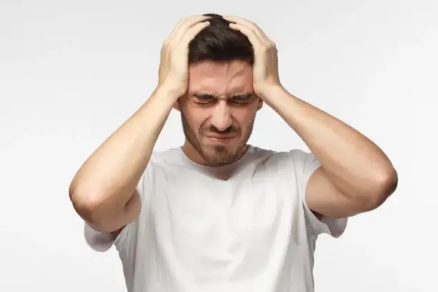 سائق يركز نظره على الطريق بوضوح وهدوء متجنباً استخدام الأجهزة الإلكترونية المشتتة