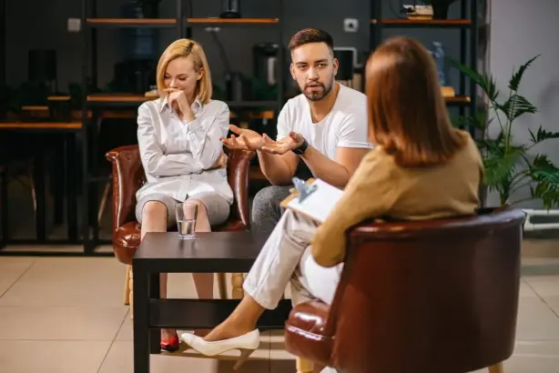 أم وأب شابان يحملان طفلاً رضيعاً وتبدو عليهما علامات الإرهاق والتعب اليومي
