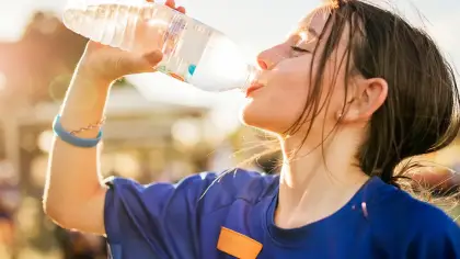 ماذا يحدث لجسمك عند قلة شرب الماء؟